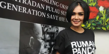 Nikmat! Yuni Shara Makan Tahu Campur di Pinggir Jalan