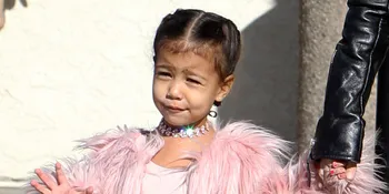 Nikmati Lolipop & Kenakan Coat 48 Juta, North West Super Cute