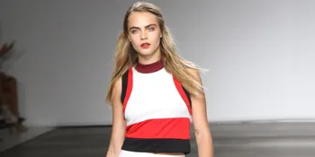 Nikmati Makan Malam, Cara Delevingne Dandan Mirip 'Maling'