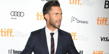 Nip Slip, Mantan Kekasih Adam Levine Ekspos Bagian Pribadi