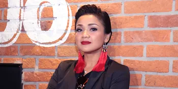 Nirina Zubir Bangga Jadi Wanita Pertama Yang Gunakan Senjata Kerambit