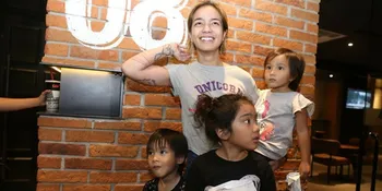 Nonton Bareng 3 Anak, Sheila Marcia Ajari Kata Sepakat