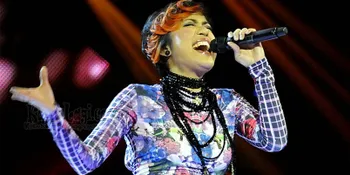 Novita Dewi Terbang Bersama Kotak Di X Factor Indonesia