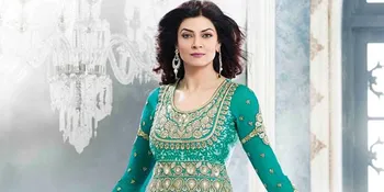 Nuansa Hitam nan Mistis, Sushmita Sen Menjelma Bak Ratu Kupu-Kupu