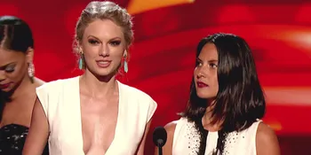 Olivia Munn Ganggu Taylor Swift Dalam Ajang People Choice Awards