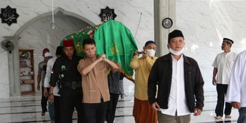 Omas Dimakamkan di TPU Cisalak Pasar, Diantarkan Keluarga dan Ratusan Pelayat