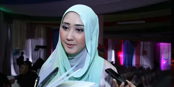 Oleh-Oleh Dari Amerika, Dian Pelangi Selfie Bareng Ariana Grande