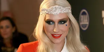 OMG! Kesha Minum Air Seninya Sendiri!