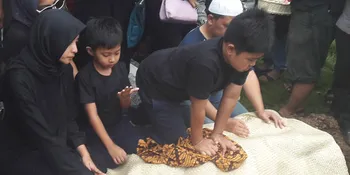 Oon Project Pop Dikebumikan Dengan Iringan Isak Tangis Sang Istri