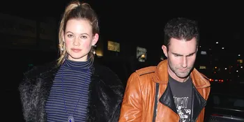 Oops! Behati Prinsloo Posting Foto Adam Levine Tanpa Busana