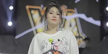 OOTD Kece Via Vallen Serba Branded, Pakai Sandal Teplek yang Harganya Setara Dengan Satu Motor Baru!