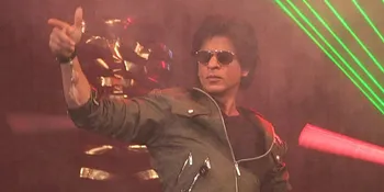 Ops! Wanita Ini Berani Kecup Mesra Shahrukh Khan di Tempat Umum