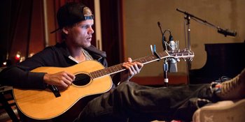 Orang Tua Avicii Meminta Fans Untuk Berbagi Kenangan Mereka Tentang Sang DJ