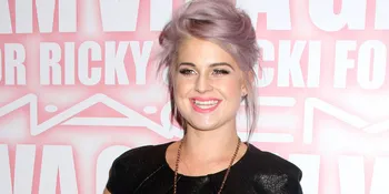 Orang Tua Berpisah, Kelly Osbourne Tampil 'Hitam'