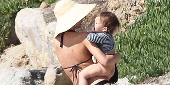 Orlando Bloom - Miranda Kerr Ajari Anak Pamer Tubuh Indah