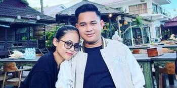 OTW Sah, Putri Isnari &#38; Abdul Azis Unggah Foto Berlatar Biru
