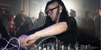 Ouch! Kepala Skrillex Menghantam Panggung