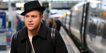 Ouch! Olly Murs Dapat Pelukan Awkward Dari Fans Cowok