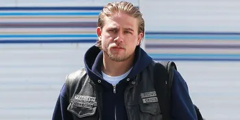Pacar Dibully Habis-Habisan, Charlie Hunnam Ngamuk ke Fansnya