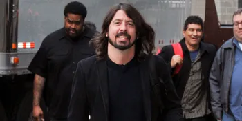 Padahal Kaki Patah, Dave Grohl Diminta Kembalikan Uang