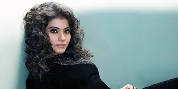 Paduan Rambut Tersibak Angin dan Dress Bunga, Kajol Cantik Abis!