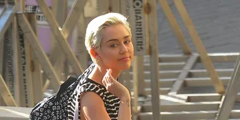 Pajang Foto Aneh, Miley Cyrus Pernah Pergi ke Masa Depan?