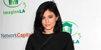 Pajang Foto Selfie, Model Ini Sindir 'Bibir Seksi' Kylie Jenner?