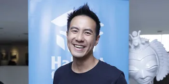 Pakai Adidas Ozweego, Daniel Mananta Seperti Berjalan di Atas Awan