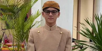 Pakai Baju Adat Jawa Lengkap Dengan Blangkon, Rey Bong Bintang 'DARI JENDELA SMP' Banjir Pujian