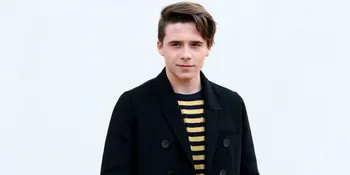 Pakai Baju Pink, Brooklyn Beckham Masih Tetap Terlihat Ganteng