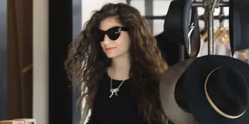 Pakai Baju Seksi, Lorde Pose Bareng Kekasihnya Yang 'Antik'