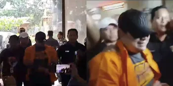 Pakai Baju Tahanan &#38; Tangan Terborgol, Dito Mahendra Tiba di Mabes Polri: Nanti Saya Buka Semua