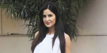 Pakai Bikini Halter Neck Hijau, Katrina Kaif Tampil Cantik Segar