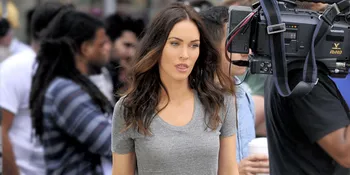 Pakai Bikini Saat Hamil, Megan Fox Mesra-Mesraan Dengan Suami