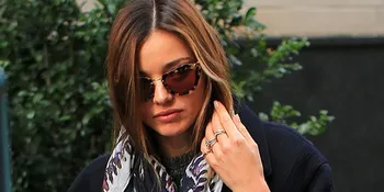 Pakai Celana Belel, Miranda Kerr Kompak Dengan Pria Kecilnya