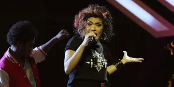 Pakai Celana Digulung Sebelah, Novita Dewi Enerjik