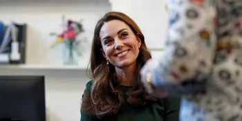 Pakai Celana Jeans & Kemeja Casual, Kate Middleton Asyik Main Ayunan