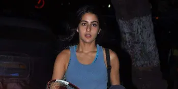 Pakai Crop Top Pamer Killer Abs, Anak Tiri Kareena Super Hot