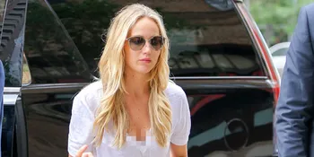 Pakai Dress Mini, Jennifer Lawrence Ekspos Kaki Mulus Menggoda