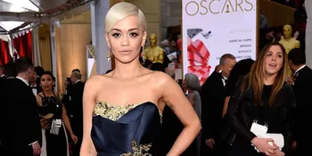 Pakai Dress Seksi &#38; Menantang, Rita Ora Ekspos Segalanya
