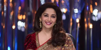 Pakai Dress Terbuka, Madhuri Dixit Tetap Seksi di Usia 47 Tahun