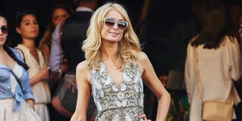 Pakai Dress Transparan, Begini Gaya Sosialita Mewah Paris Hilton