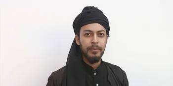 Pakai Gamis, Alex Abbad Tak Perlu Lagi Selimut Saat Tidur