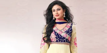 Pakai Gaun Merah Merona, Mouni Roy Pamer Paha dan Punggung Mulus