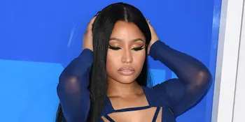 Pakai Gaun Transparan, Nicki Minaj Kesulitan Jalan di Red Carpet