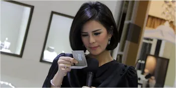 Pakai Handphone Saat Gendong Anak, Astrid Tiar Ditegur