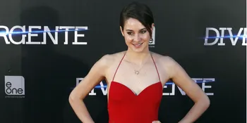 Pakai Hot Pants, Shailene Woodley Pamer Kaki Jenjangnya