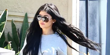 Terlalu Pendek, Hot Pants Kylie Jenner Tersingkap Saat Membungkuk