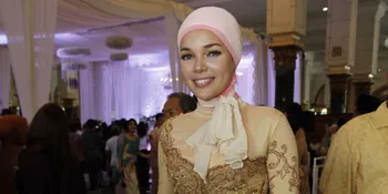 Pakai Jilbab, Dewi Sandra Jarang Bernyanyi?