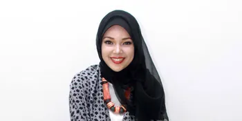 Pakai Jilbab, Dewi Sandra Sempat Ingin Mengurung Diri